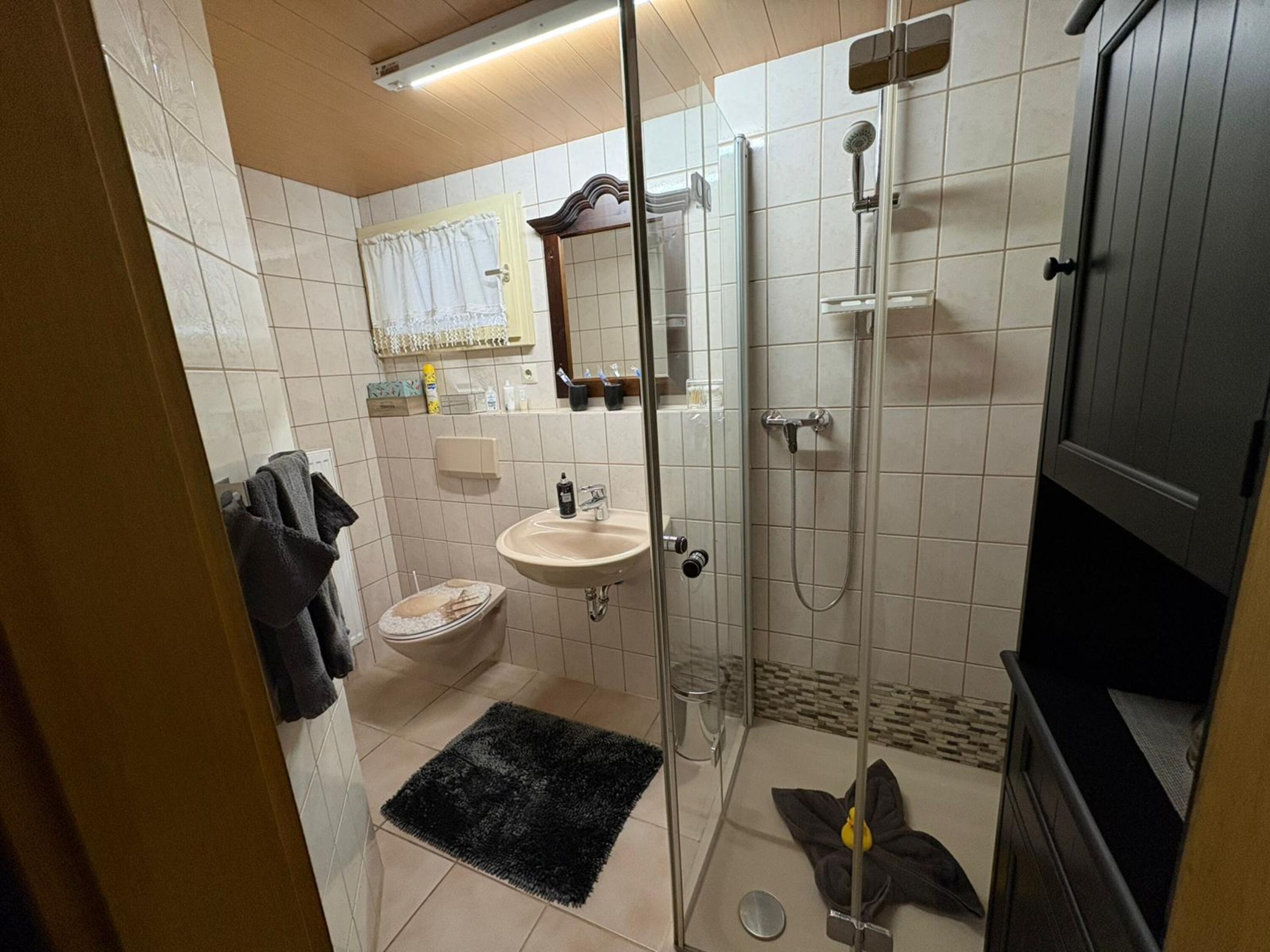 Bad mit Dusche und WC