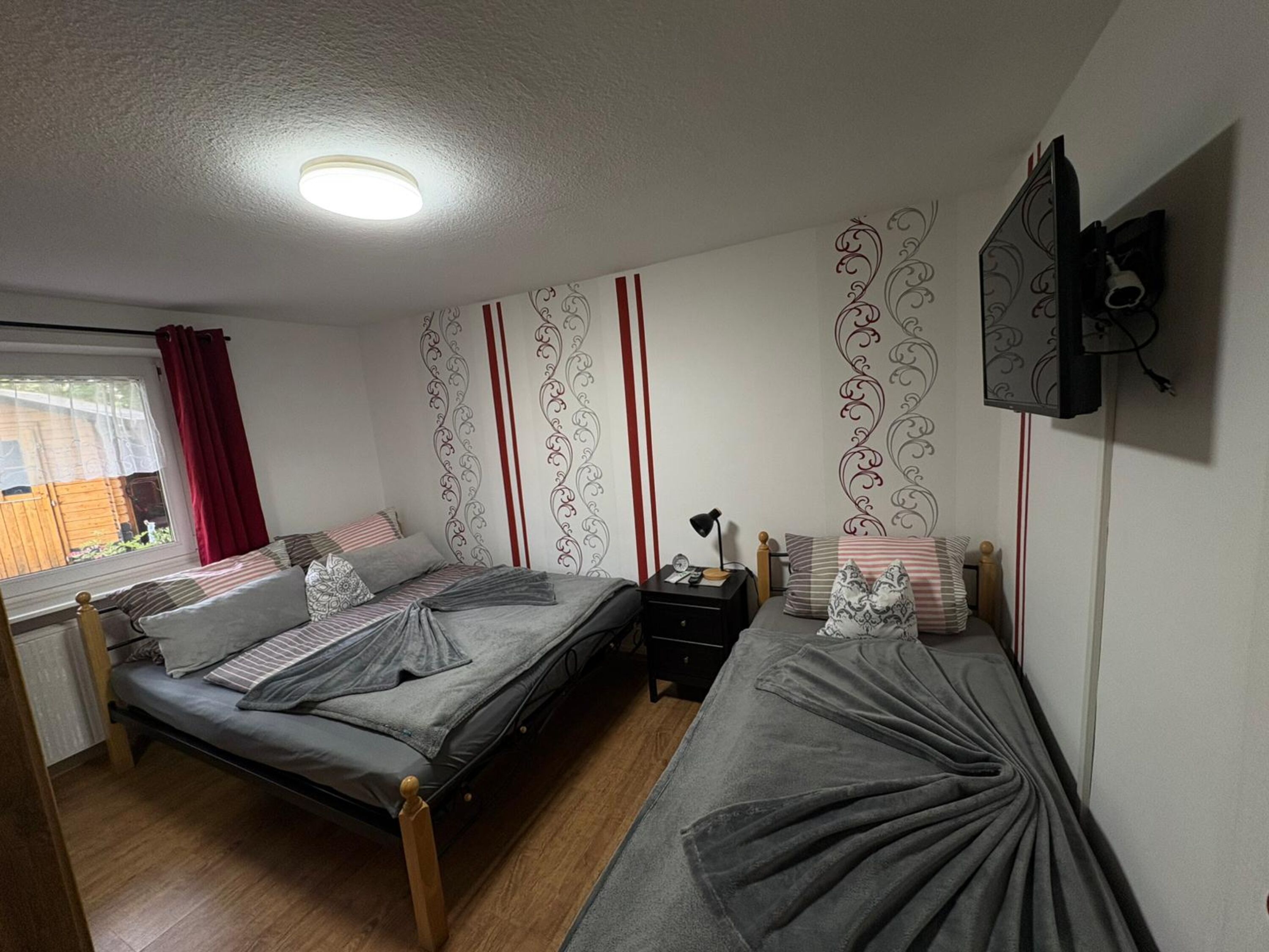 Schlafzimmer mit Smart TV