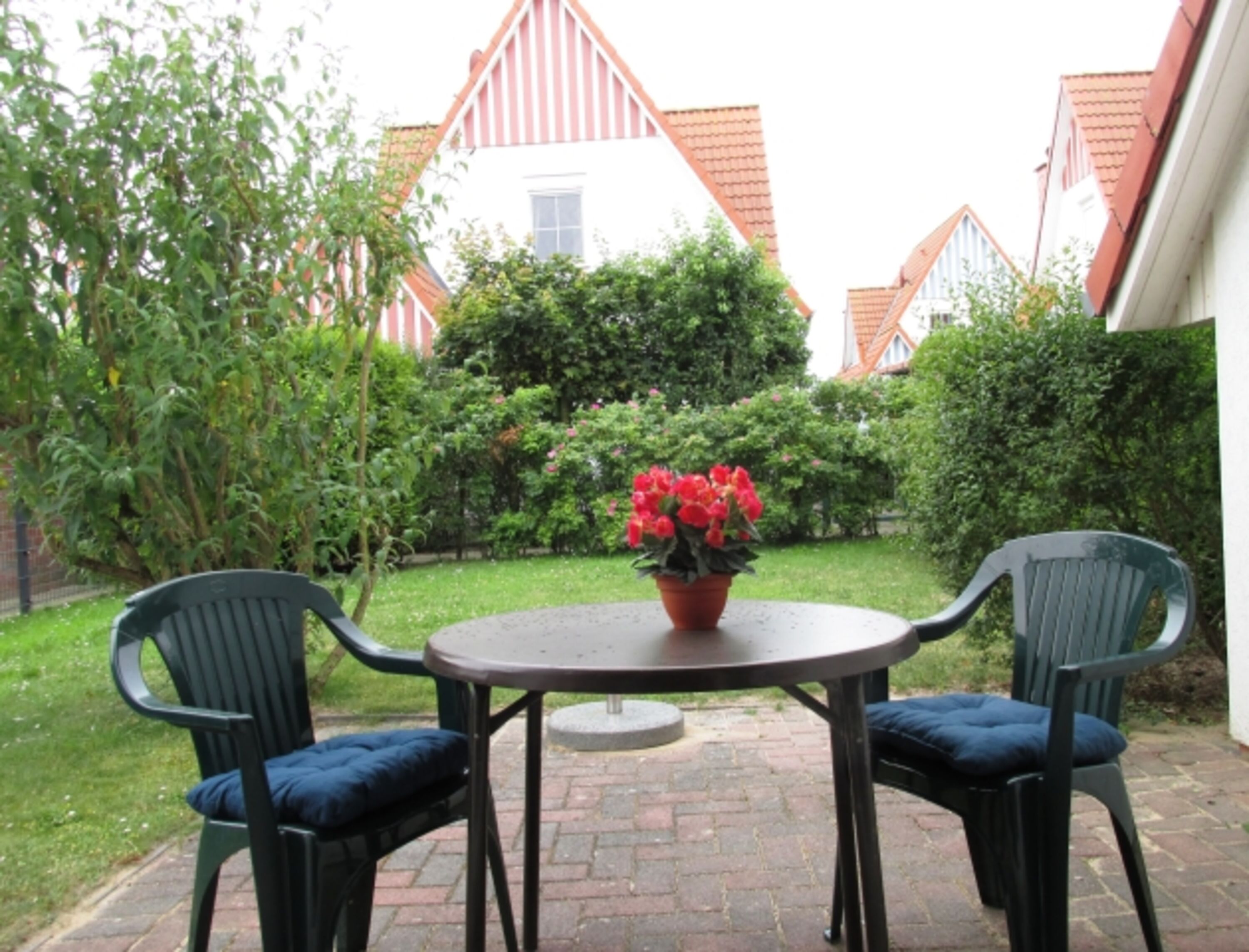 Strandkorb im eingezäunten Garten 