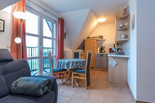 Wohnbereich und Küchenzeile