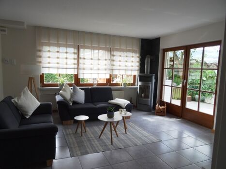 Wohnzimmer mit Kamin, Flachbild-TV und Stereoanlage