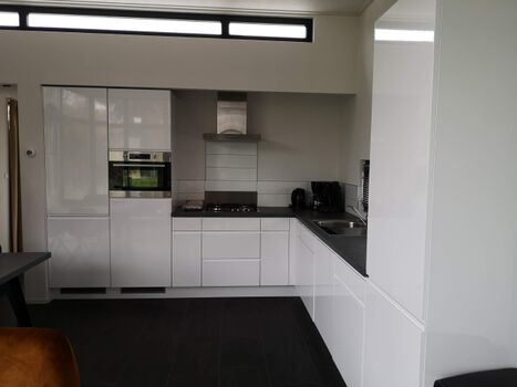 die voll eingerichtete Küche