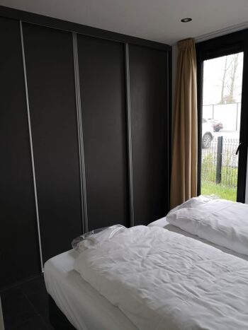 Ein Schlafzimmer mit Doppelbett