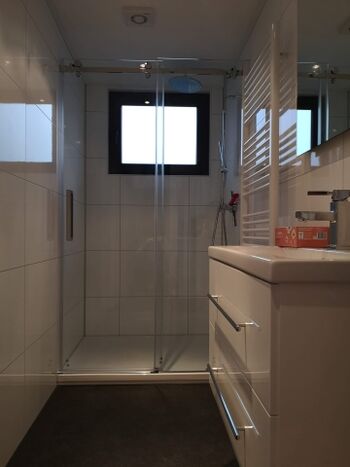 das Bad mit Regendusche
