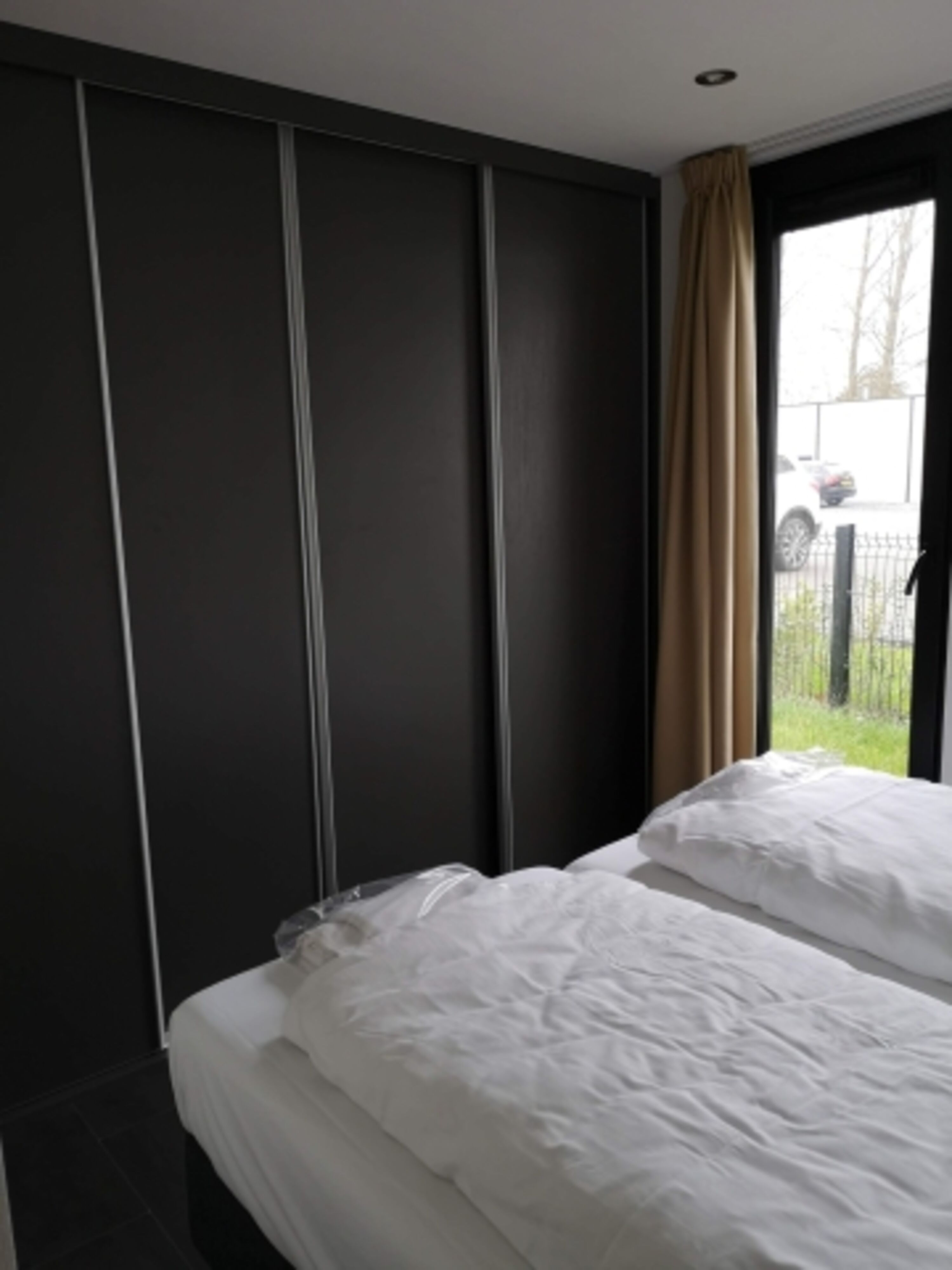 Ein Schlafzimmer mit Doppelbett