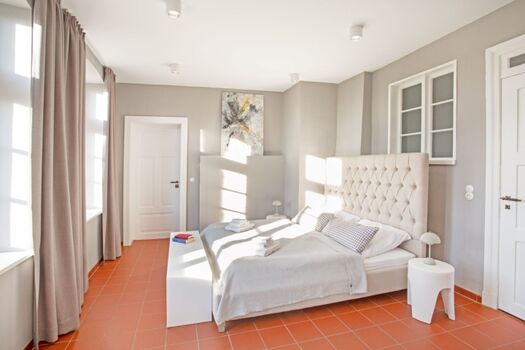 Wunderbar schlafen - hier im Schlafzimmer im Erdgeschoss mit Zugang in den Garten