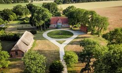 Forsthof  – Abseitslage mit 16.000 m² eingezäuntem Par ...