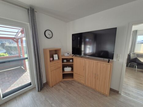 Großer Fernseher im Wohnraum Ferienhaus Helmsand 3 Friedrichskoog Nordsee