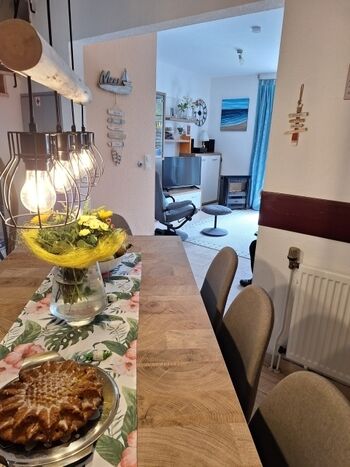 Blick vom Esszimmer ins Wohnzimmer