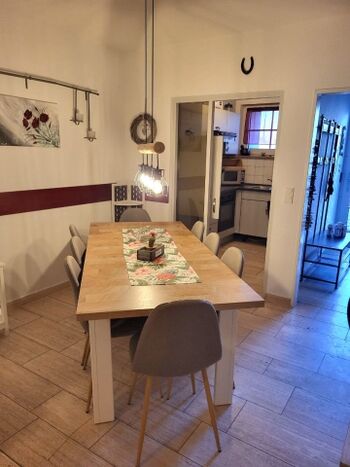 Gemütlicher Essbereich mit Holztisch und Stühle