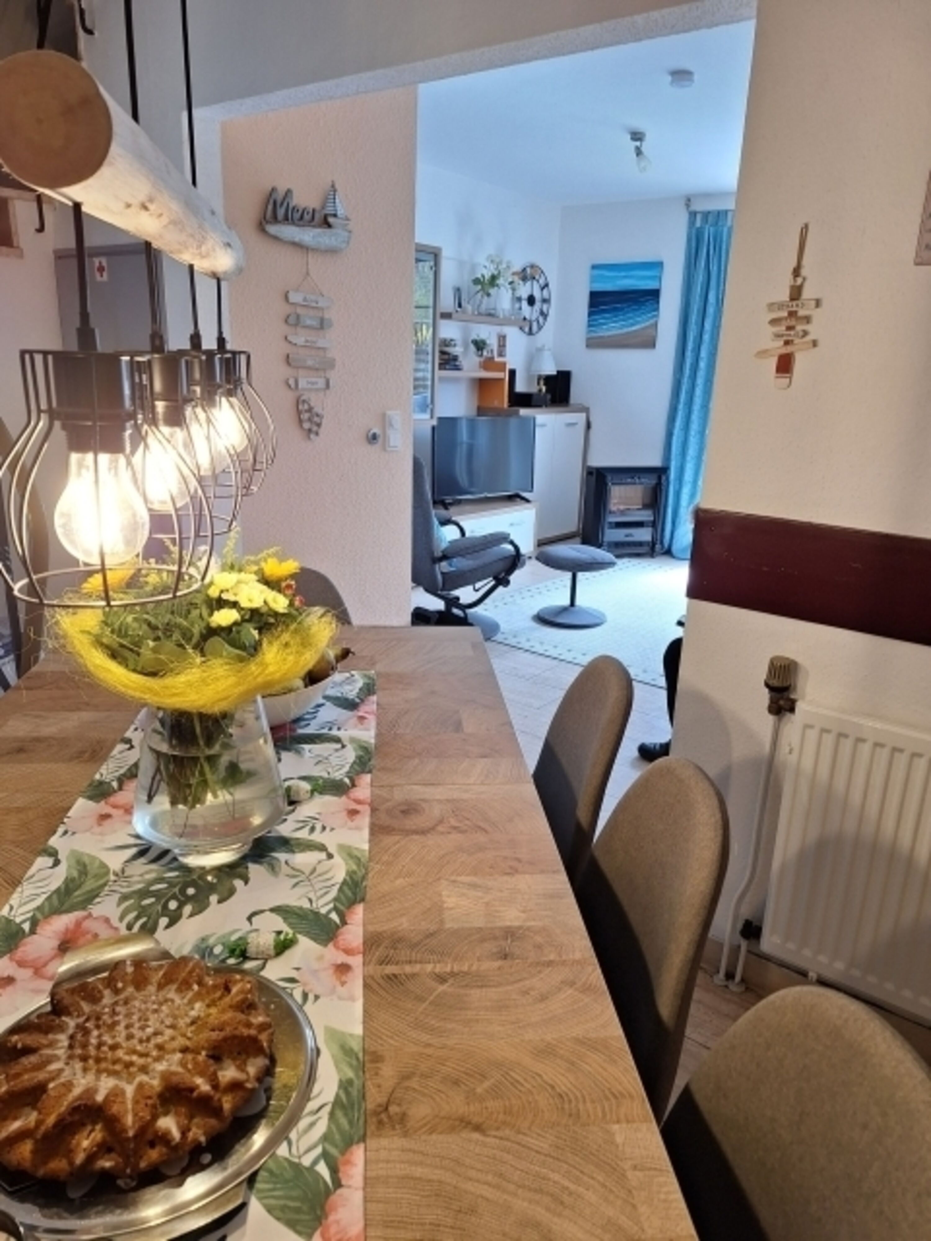 Blick vom Esszimmer ins Wohnzimmer