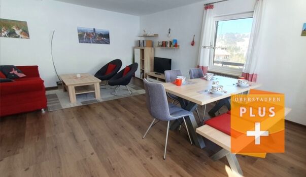 Wohn- / Esszimmer mit Logo OberstaufenPlus