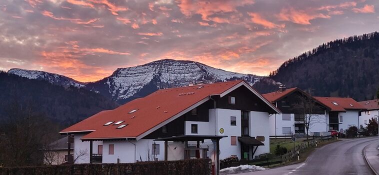 Außenansicht mit neuem Dach Dez. 2025