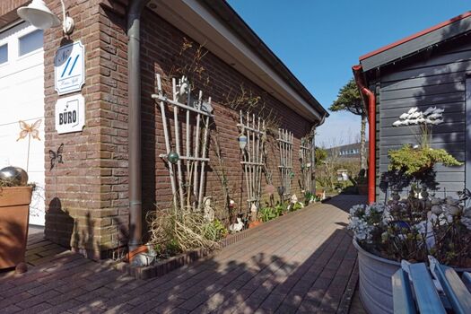 Außenansicht und Weg zum Appartementhaus