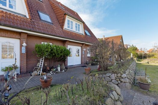 Außenansicht und Weg zum Appartementhaus