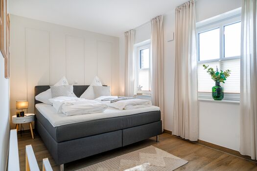 Schlafzimmer 1 mit Boxspringbett