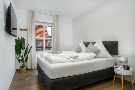 Helles Schlafzimmer 2 mit Boxspringbett