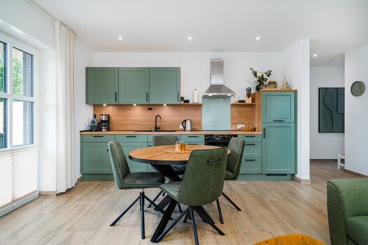 Essbereich mit hochwertiger Küchenzeile