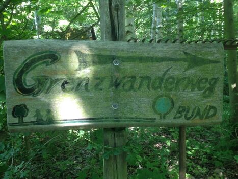 Der Grenzwanderweg (Grünes Band) führt vorbei