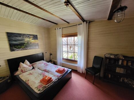 Ihr Schlafzimmer mit Doppelbett, Blick in den Wald und Zugang zum Badezimmer