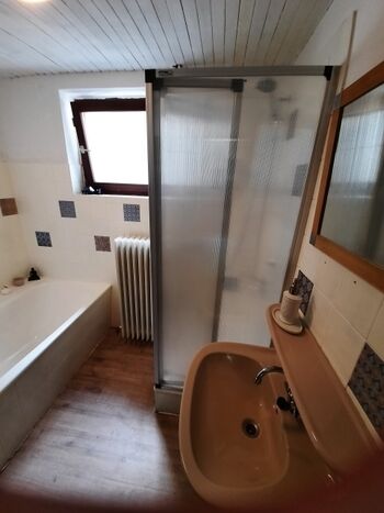 Ihr Badezimmer mit Dusche und Badewanne