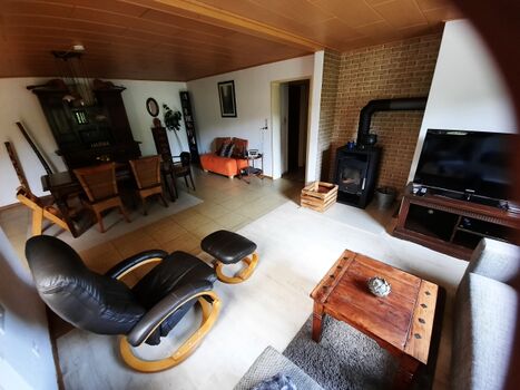 Ihr Wohnzimmer mit Esszimmer und Flat TV