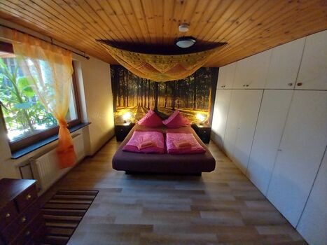 Ihr großes Schlafzimmer mit Kingsize Bett und Kleiderschrank