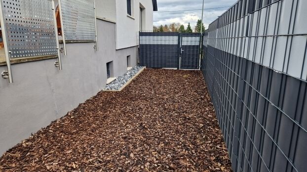 Garten andere Seite schmales Tor mit Kindersicherung