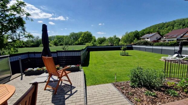 Blick von der Terrasse in den Garten