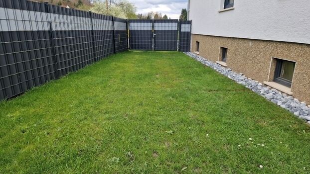 Garten seitlich großes Tor mit Kindersicherung