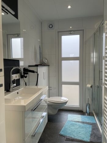 Modernes Bad mit Dusche und WC