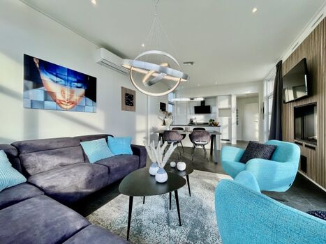 Moderner Wohn - Essbereich mit hochwertiger Küche, Gaskamin und Klimaanlage