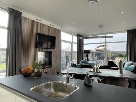 Küchentheke mit Blick auf das Wasser und den schönen Garten 