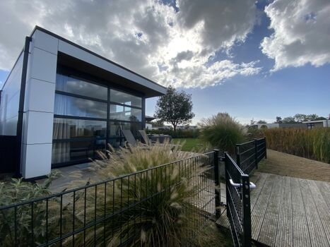 Komplett eingezäuntes Grundstück mit Törchen zum eigenen Sonnensteg:-)