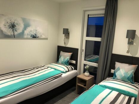 Schlafzimmer 2 mit Einzelbetten und Kleiderschrank 