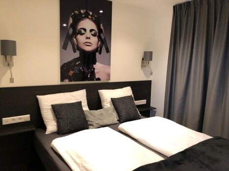 Schlafzimmer 1 mit begehbaren Kleiderschrank und TV