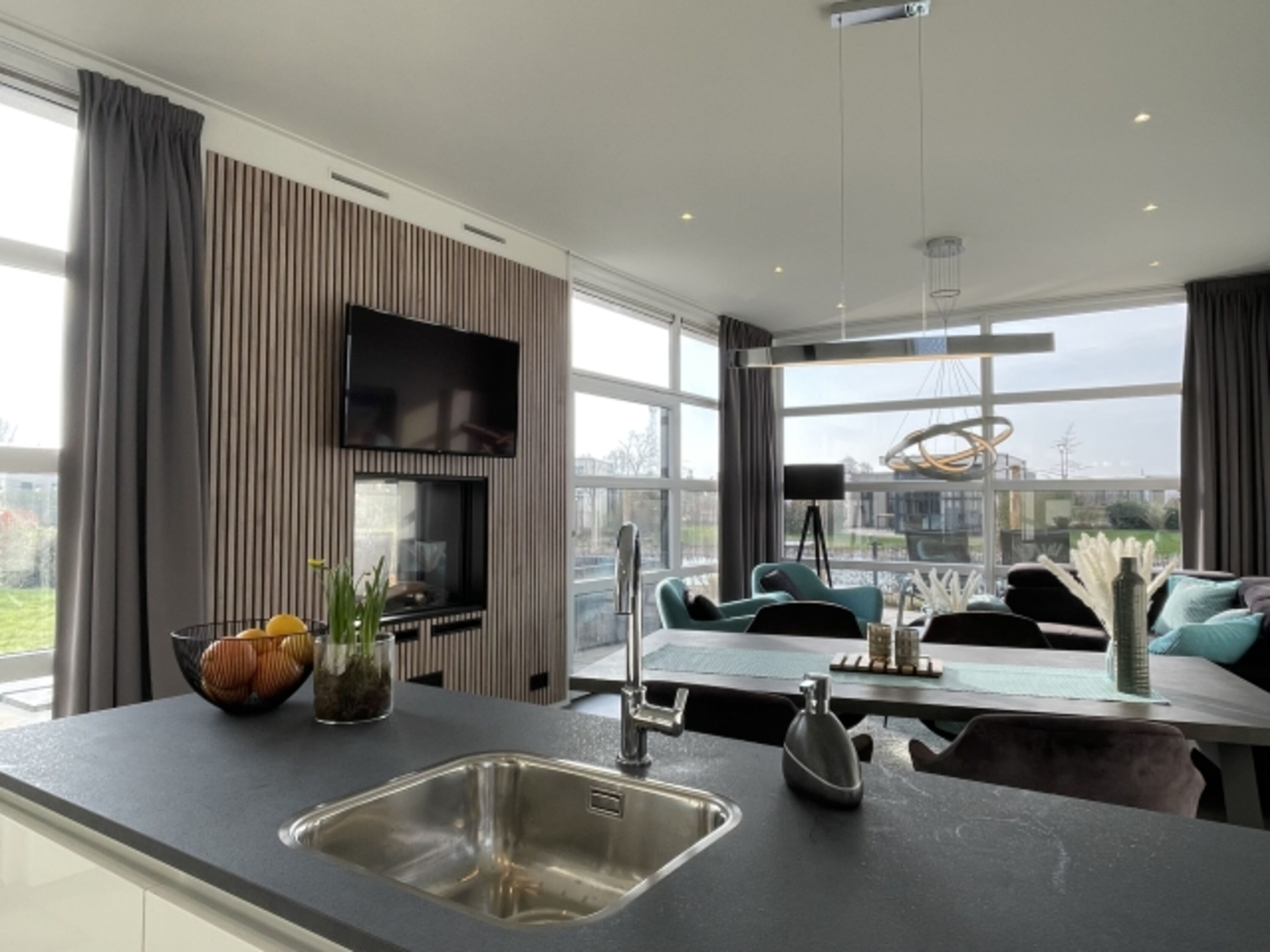 Küchentheke mit Blick auf das Wasser und den schönen Garten 