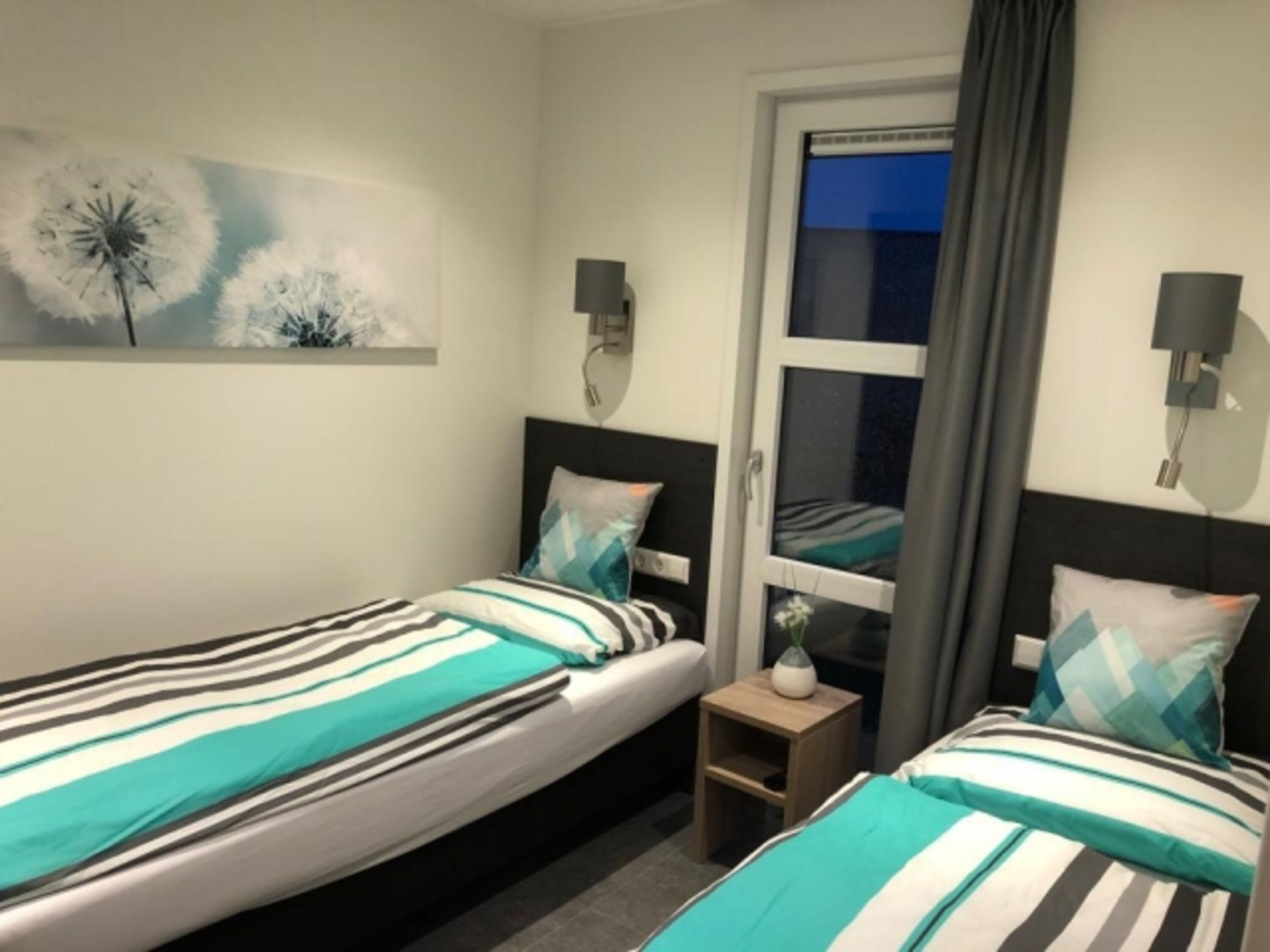Schlafzimmer 2 mit Einzelbetten und Kleiderschrank 