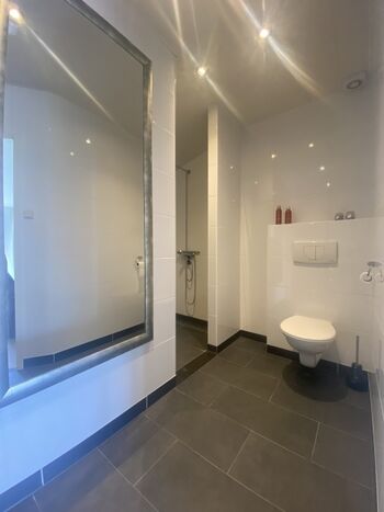 modernes Bad mit ebenerdiger Dusche