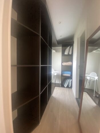 Kleiderkammer und Durchgang direkt ins Bad