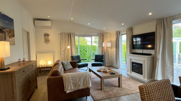 viel Platz, gemütlicher Elektro-Kamin und grosser Flat TV