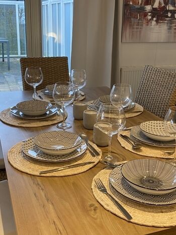 grosser Tisch und genügend Geschirr