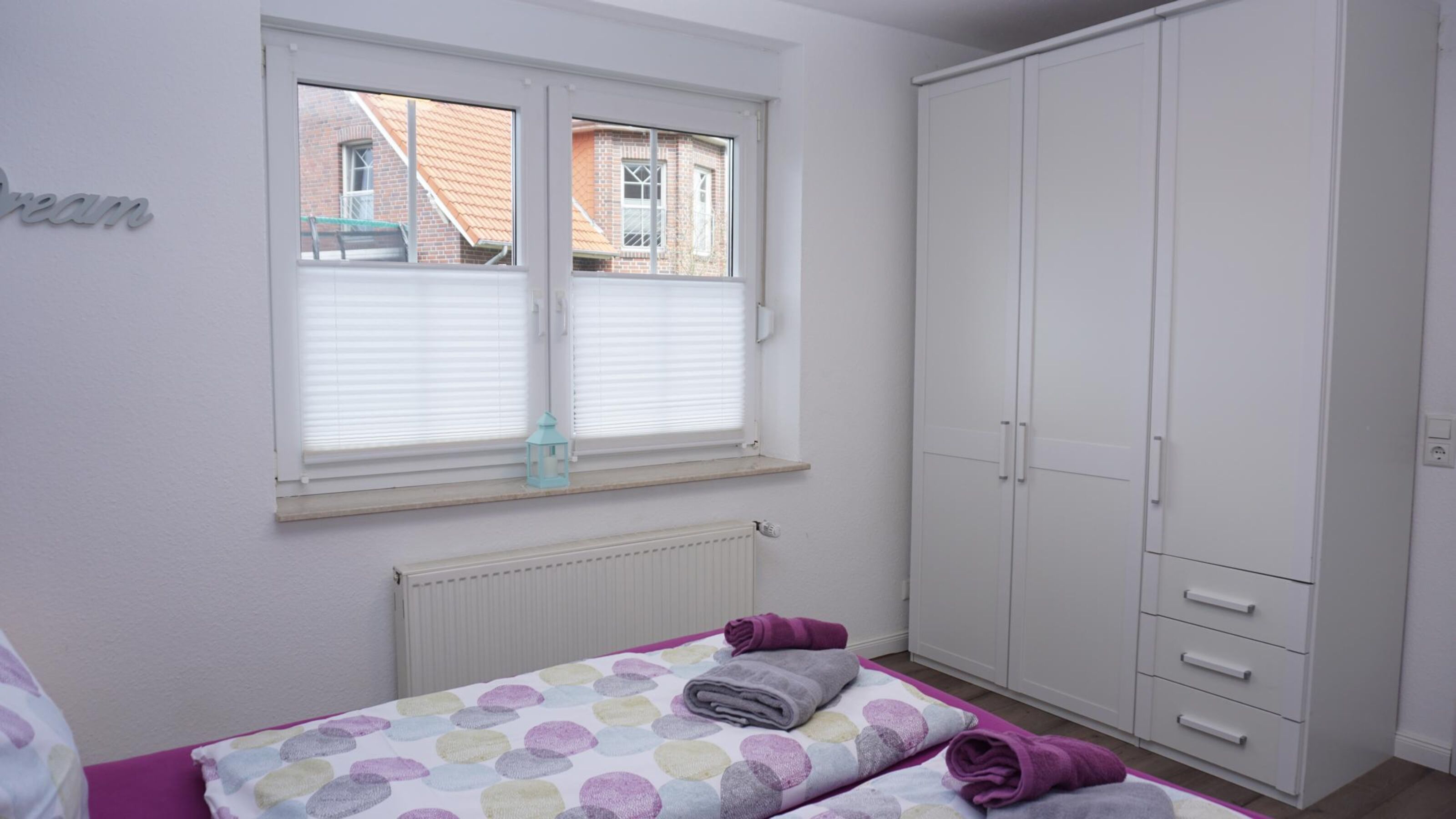 Schlafzimmer EG mit Doppelbett Detailansicht