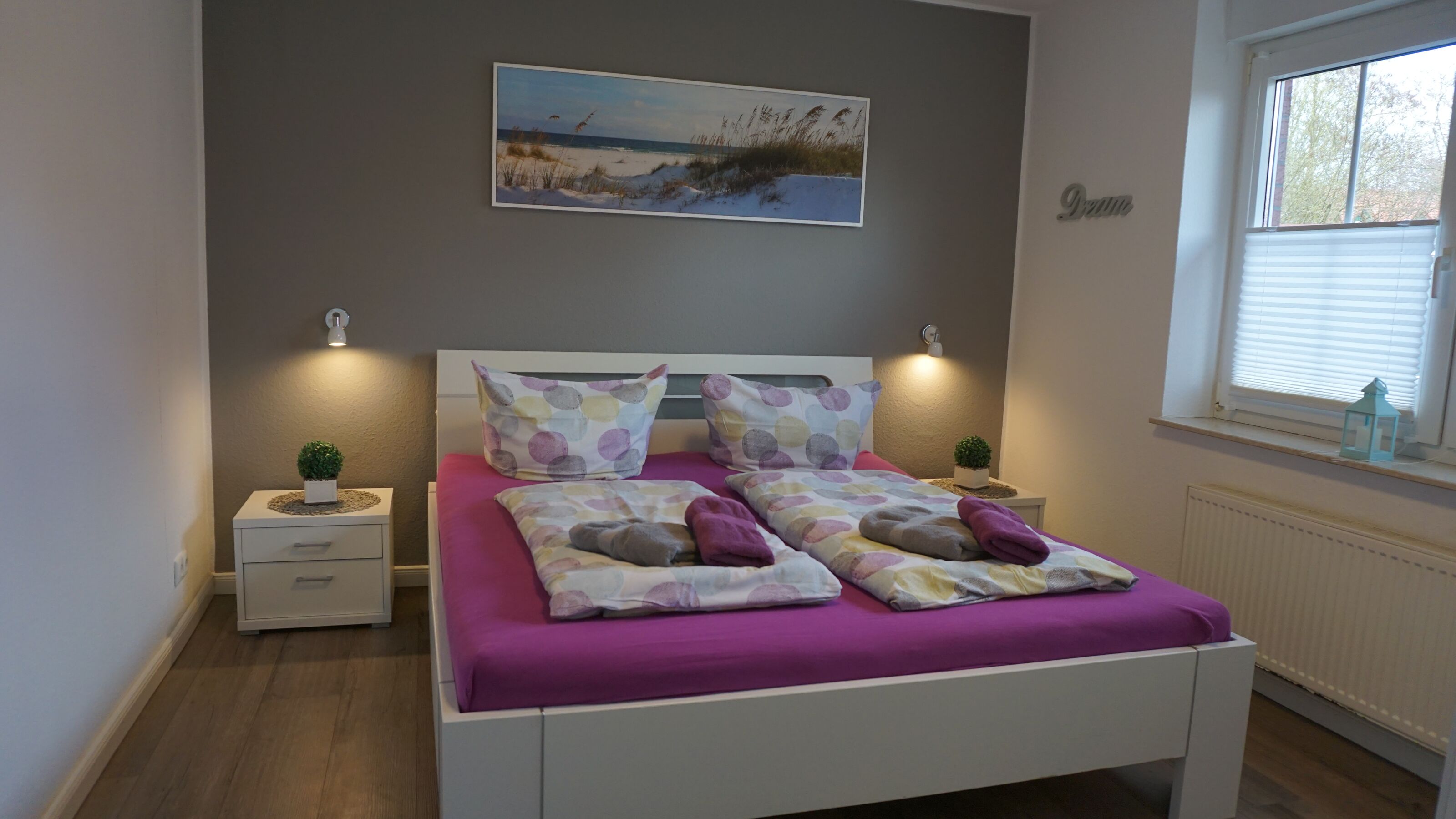 Schlafzimmer mit Doppelbett im EG