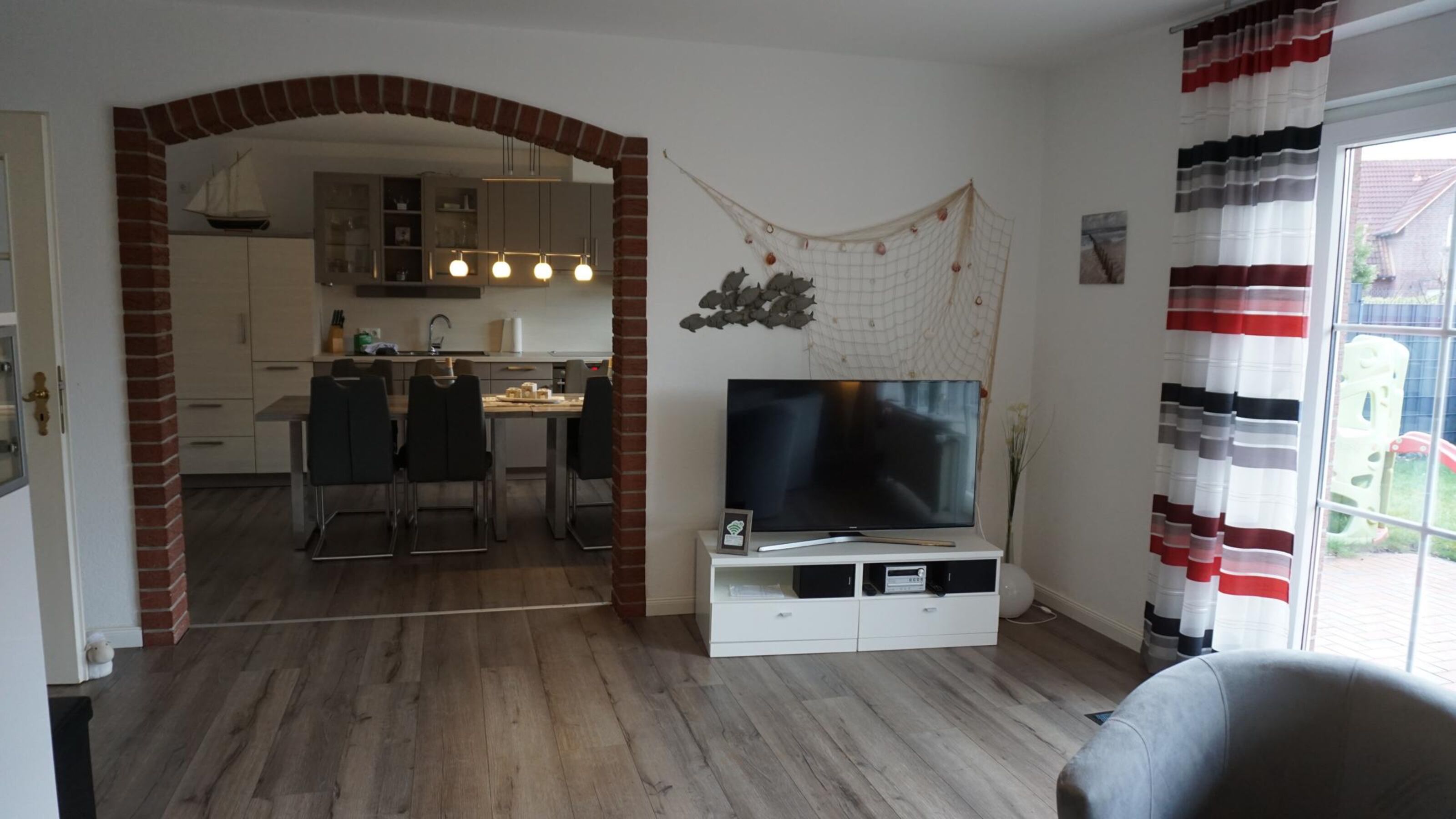 Blick vom Wohnzimmer in die Küche