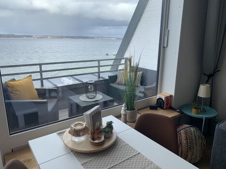 Blick vom Essbereich auf den Strand.