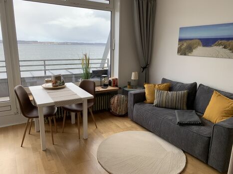 Der Wohnbereich mit Schlafcouch.