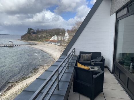 Der Balkon erstreckt sich über die komplette Wohnungsseite.