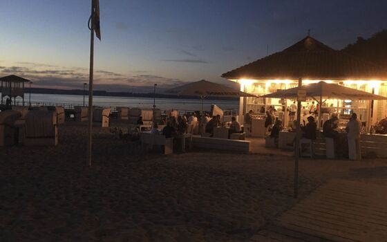 Abends direkt am Strand mit toller Atmosphäre. 