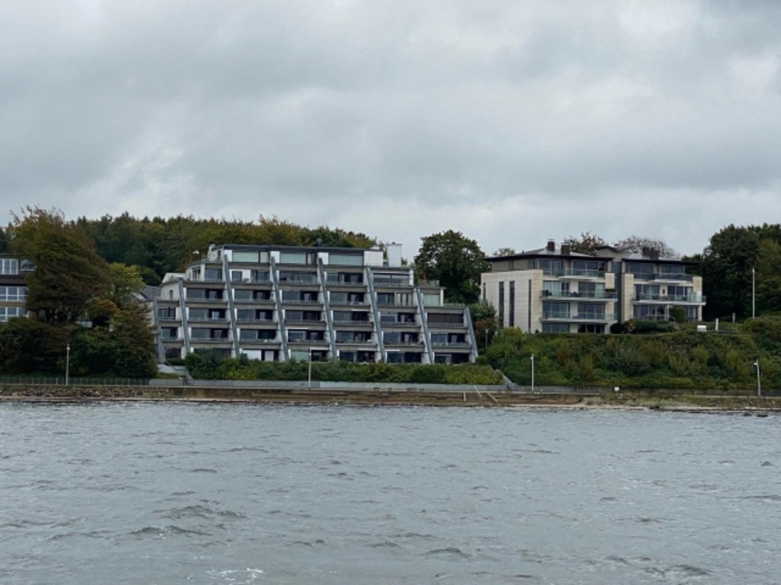 Das Ferienhaus liegt direkt am Glücksburger Strand.